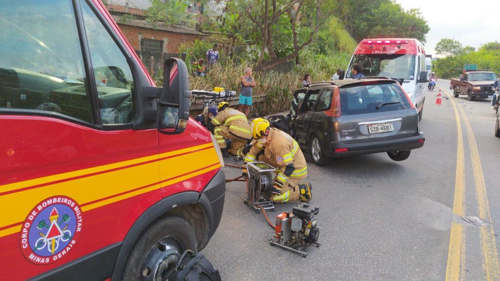 Homem fica ferido após engavetamento entre carro, moto e carreta na BR-381, em Coronel Fabriciano - Foto: Divulgação/CBMMG