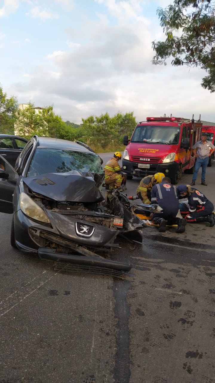 Homem fica ferido após engavetamento entre carro, moto e carreta na BR-381, em Coronel Fabriciano - Foto: Divulgação/CBMMG