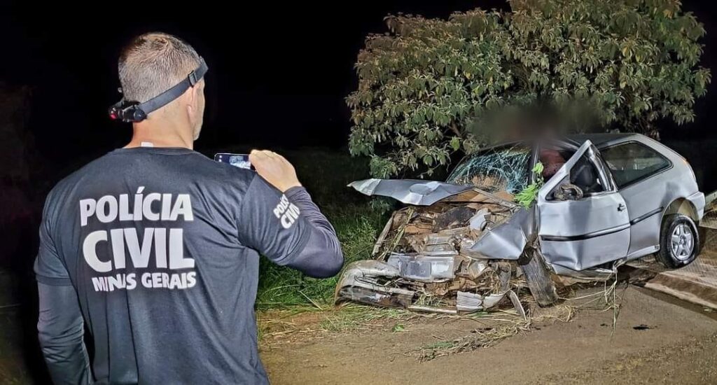 Enfermeira morre após carro cair de barranco em rodovia que liga Ibiraci ao Povoado de Lages - Foto: Hélder Almeida