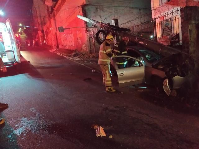 Carro atinge e derruba poste no bairro Lagoinha, em Belo Horizonte - Foto: Divulgação/CBMMG