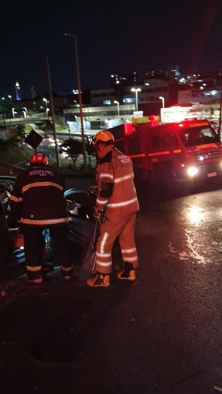 Carro atinge e derruba poste no bairro Lagoinha, em Belo Horizonte - Foto: Divulgação/CBMMG