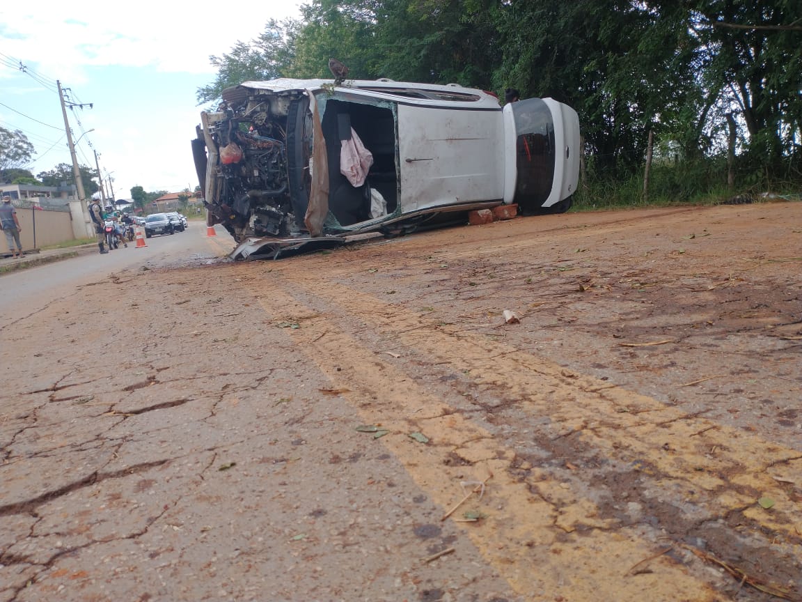 Motorista fica preso às ferragens após batida na MG-129, entre Conselheiro Lafaiete e Ouro Branco - Foto: Divulgação/CBMMG