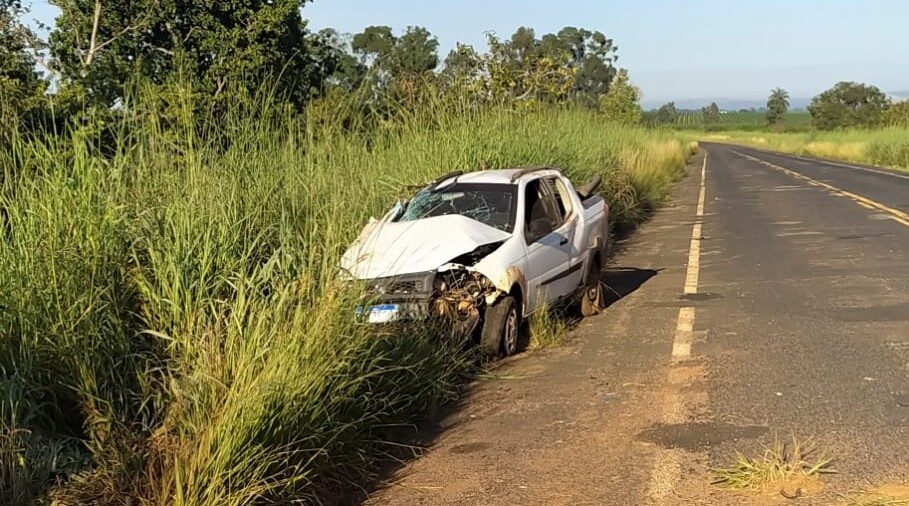 Mulher morre e dois ficam feridos após carro capotar na MGC 462, em Patrocínio - Foto: Divulgação/Polícia Militar Rodoviária