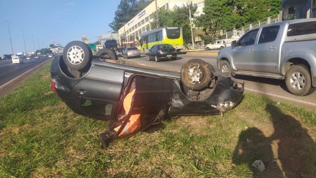 Carro capota após colisão com outro veículo no Anel Rodoviário, em BH - Foto: Divulgação/CBMMG