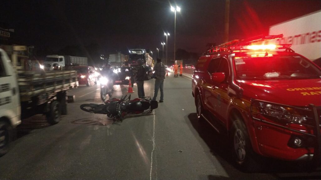 Jovem fica ferida após ser atropelada por moto no Anel Rodoviário, no bairro São Francisco, em BH - Foto: Divulgação/CBMMG