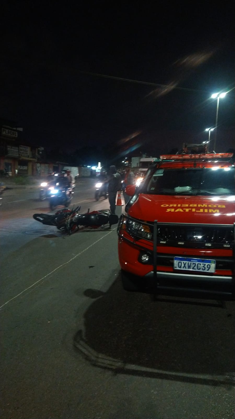 Jovem fica ferida após ser atropelada por moto no Anel Rodoviário, no bairro São Francisco, em BH - Foto: Divulgação/CBMMG