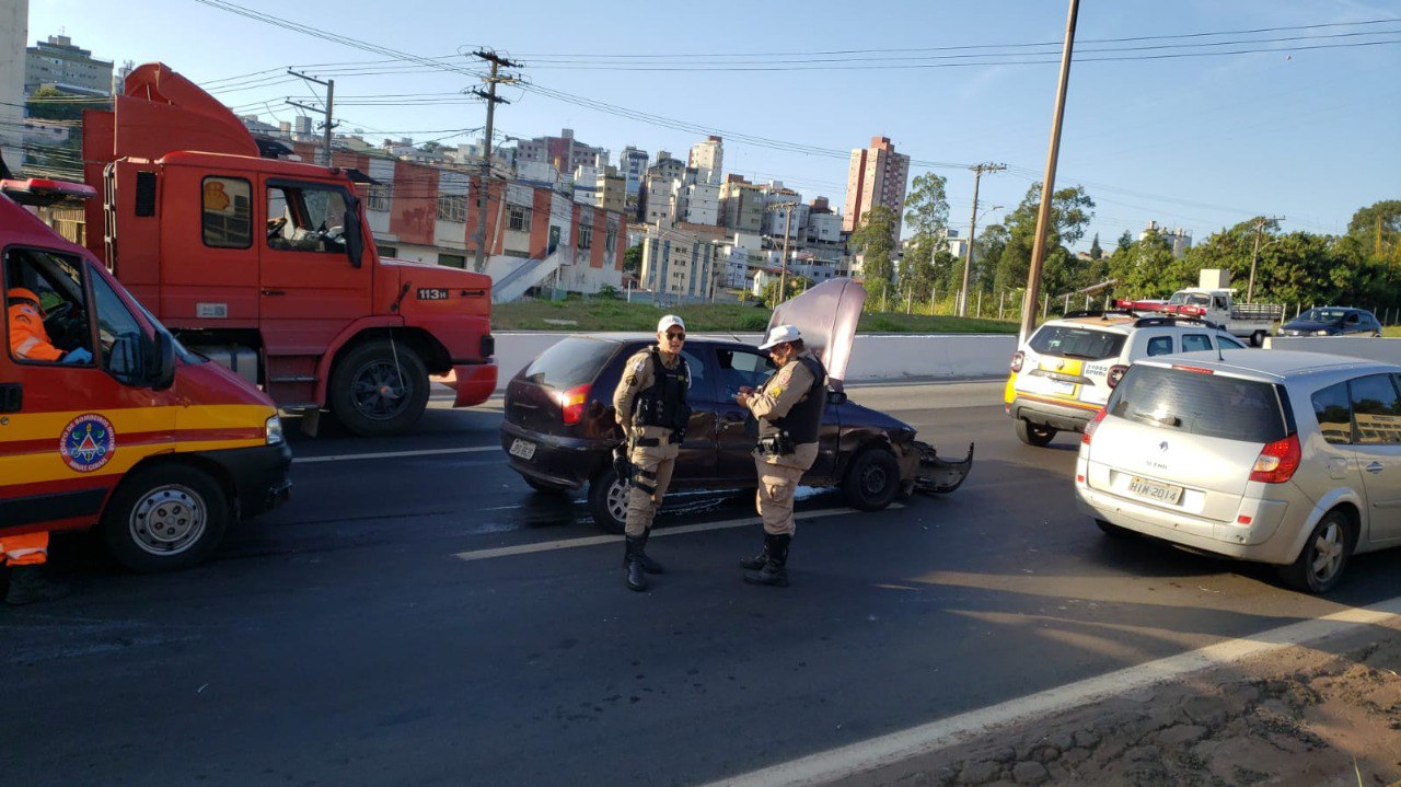 Carro capota após colisão com outro veículo no Anel Rodoviário, em BH - Foto: Divulgação/CBMMG