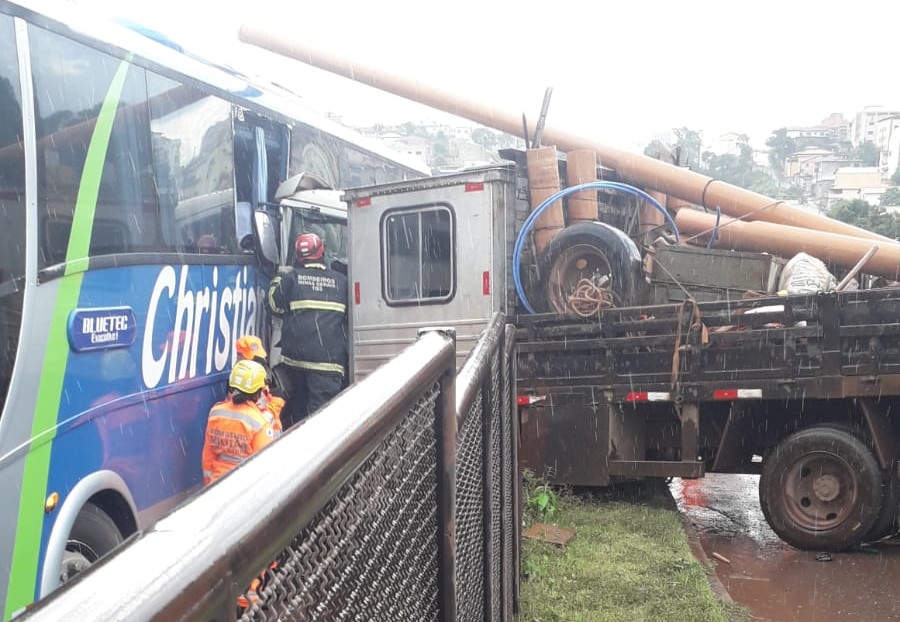 Ônibus é atingido por caminhão na BR-040, em Conselheiro Lafaiete - Foto: Divulgação/CBMMG