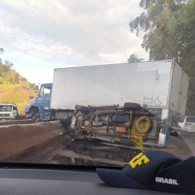 Acidente entre caminhonete e caminhão baú deixa uma pessoa ferida na BR-040, em Itabirito - Foto: Divulgação/PRF