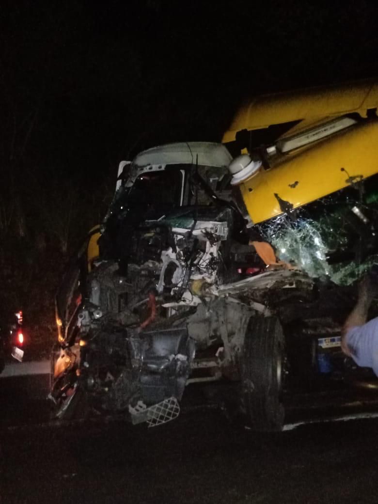 Carreta e caminhão batem de frente na BR-251, em Salinas, no Norte de Minas - Foto: Divulgação/CBMMG