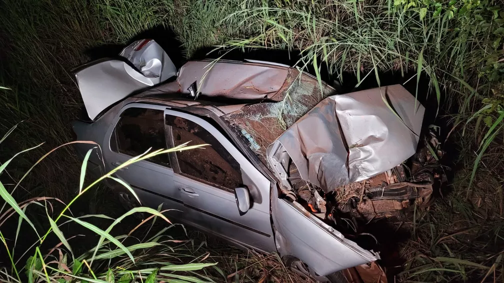 Três pessoas ficam feridas após carro capotar na BR-251, em Unaí - Foto: Divulgação/Polícia Civil