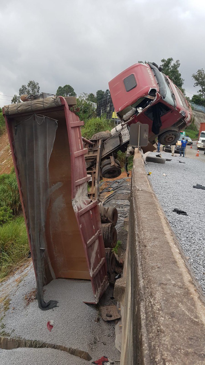 Motorista fica ferido após caminhão capotar na BR-381, em Betim - Foto: Divulgação/CBMMG