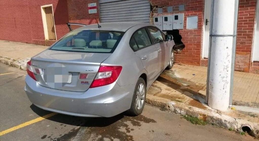 Idosa fica ferida após bater com carro em parede de imóvel em Guaxupé - Foto: Divulgação/CBMMG