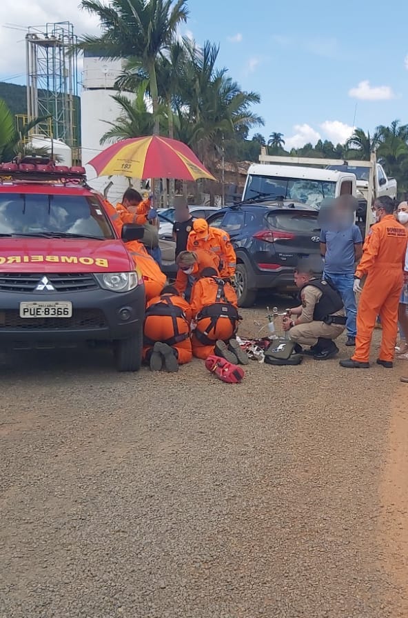 Motorista de 50 anos fica gravemente após colisão entre carro e caminhão-guincho na BR-267, em Machado - Foto: Divulgação/CBMMG