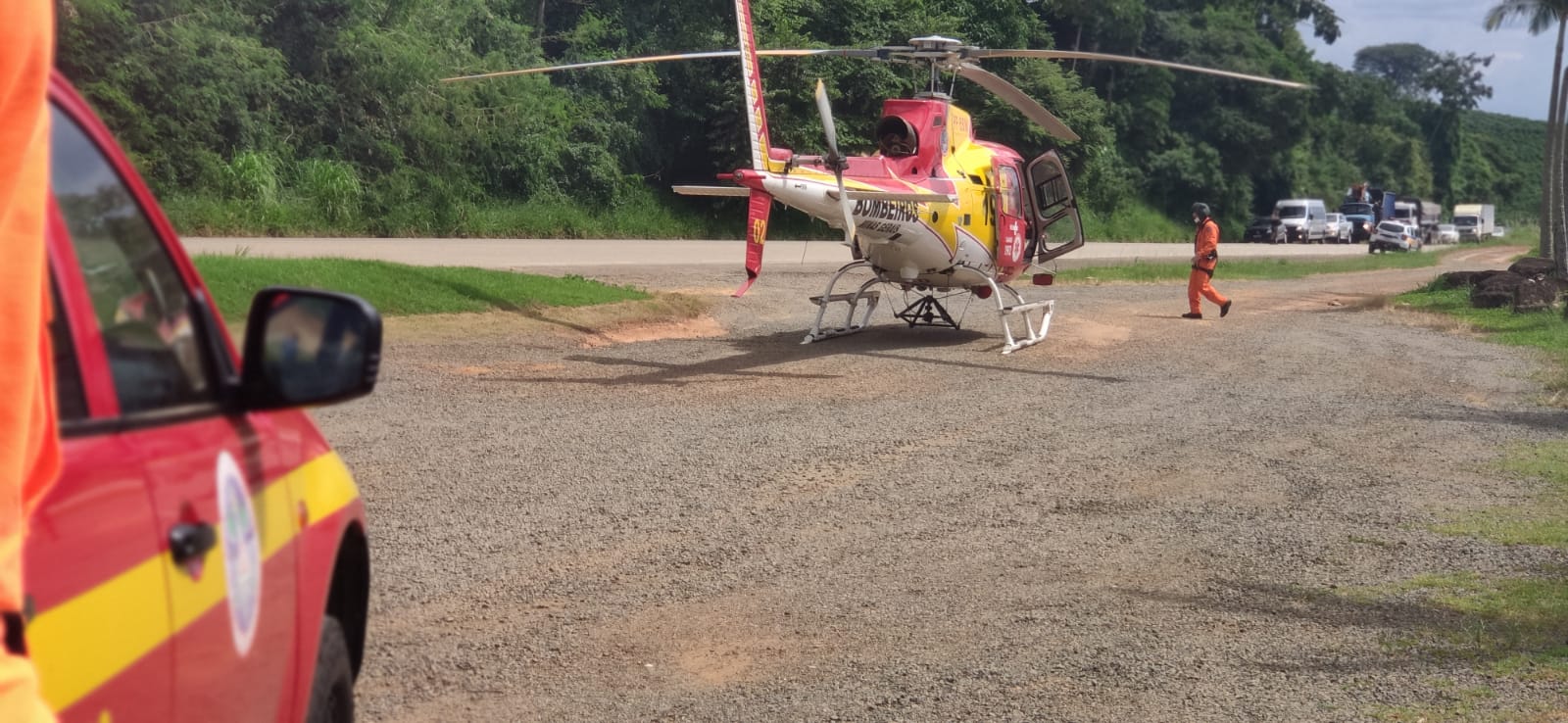  Motorista de 50 anos fica gravemente após colisão entre carro e caminhão-guincho na BR-267, em Machado - Foto: Divulgação/CBMMG