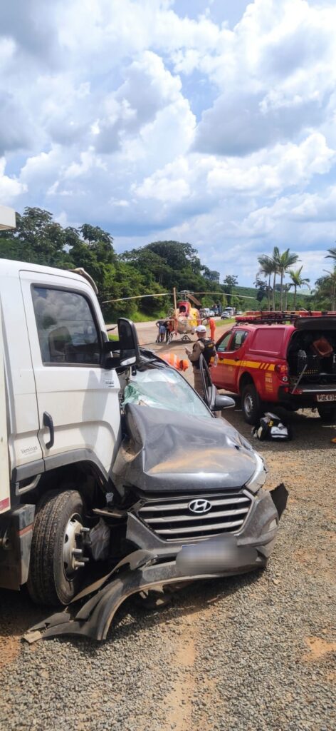 Motorista de 50 anos fica gravemente após colisão entre carro e caminhão-guincho na BR-267, em Machado - Foto: Divulgação/CBMMG