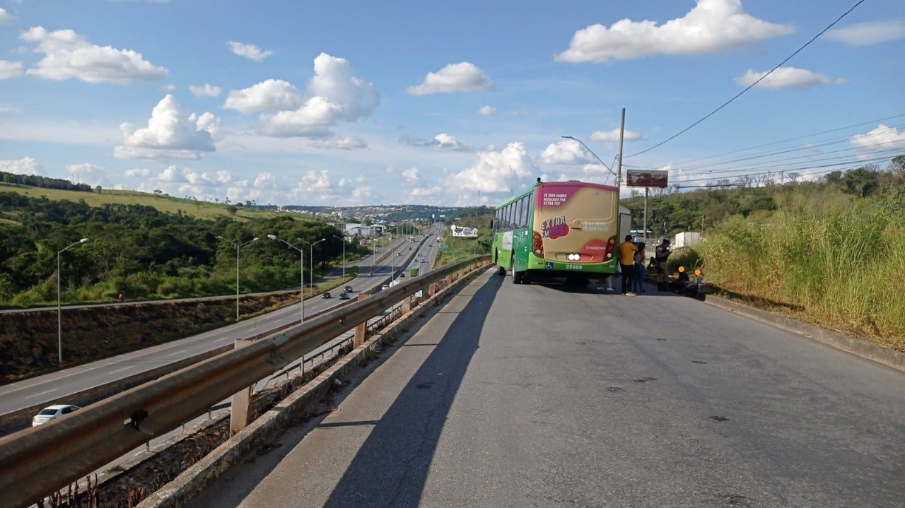 Cinco pessoas ficam feridas após ônibus bater na traseira de caminhão na MG-010, em Vespasiano - Foto: Divulgação/CBMMG