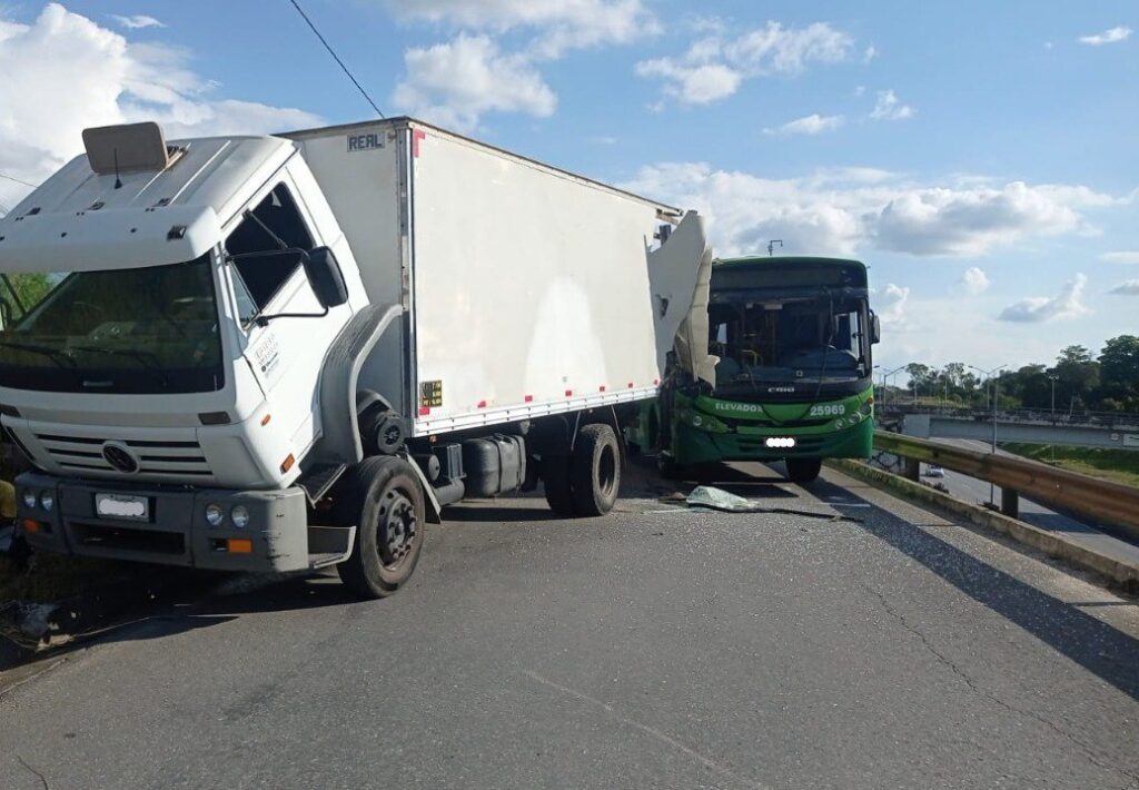 Cinco pessoas ficam feridas após ônibus bater na traseira de caminhão na MG-010, em Vespasiano - Foto: Divulgação/CBMMG