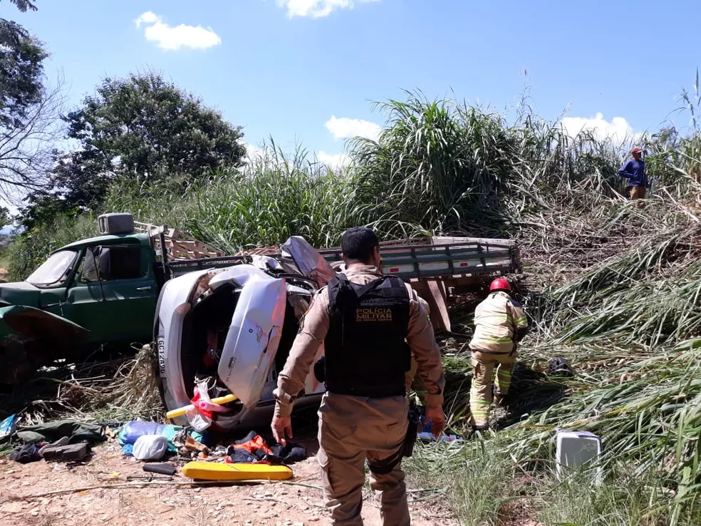 Casal morre após batida de frente entre carro e caminhão na MG-050, entre Passos e Alpinópolis - Foto: Divulgação/Polícia Militar