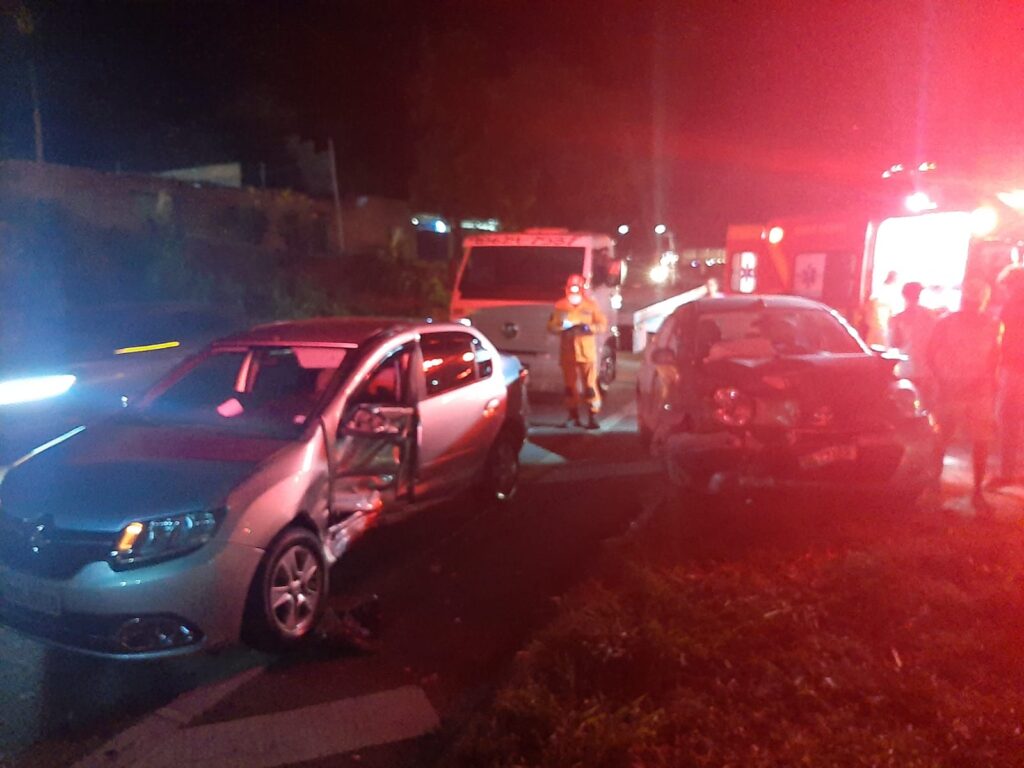 Criança fica ferida após colisão entre dois carros na MG-424, em Vespasiano - Foto: Divulgação/CBMMG