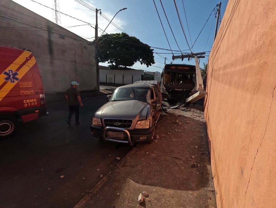 Homem fica ferido após colisão entre ônibus e caminhonete em Uberlândia - Foto: Divulgação/CBMMG