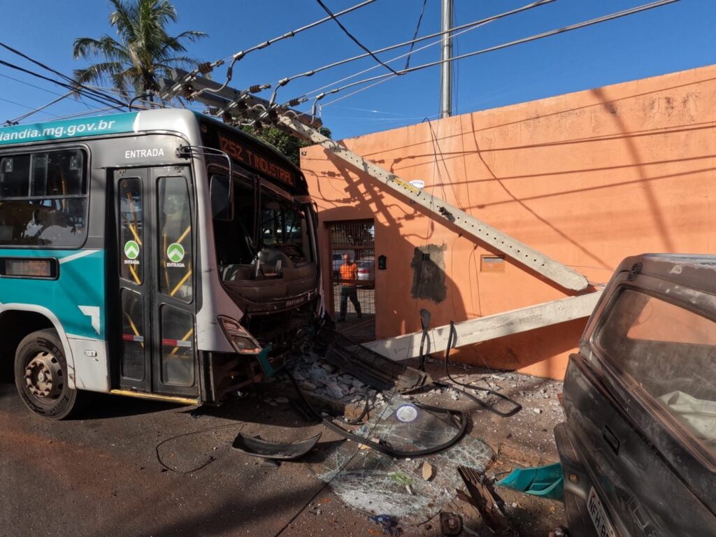 Homem fica ferido após colisão entre ônibus e caminhonete em Uberlândia - Foto: Divulgação/CBMMG