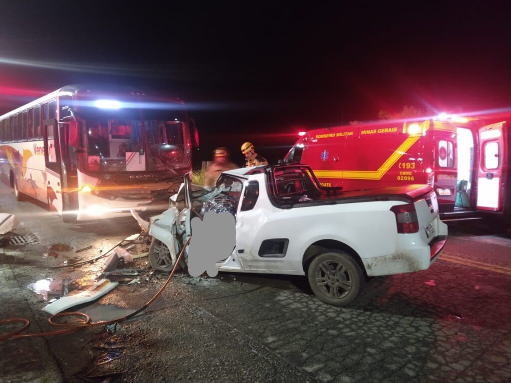 Homem de 28 anos morre após batida de frente entre ônibus e caminhonete em Pouso Alegre - Foto: Divulgação/CBMMG