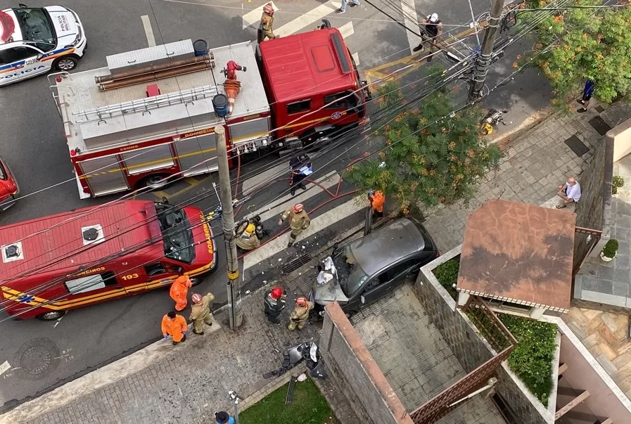 Duas idosas morrem após carro bater em muro no bairro Silveira, em BH - Foto: Reprodução