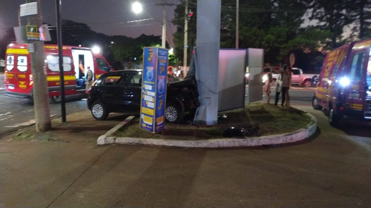 Gravida fica ferida após batida entre carros em Uberlândia - Foto: Divulgação/CBMMG