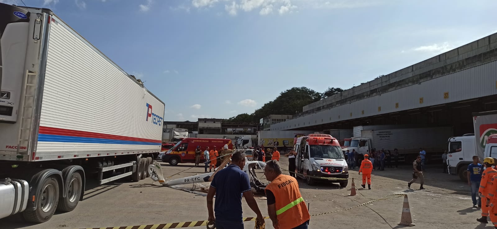 Helicóptero cai no bairro Chácara Boa Vista em Contagem - Foto: Divulgação/Corpo de Bombeiros