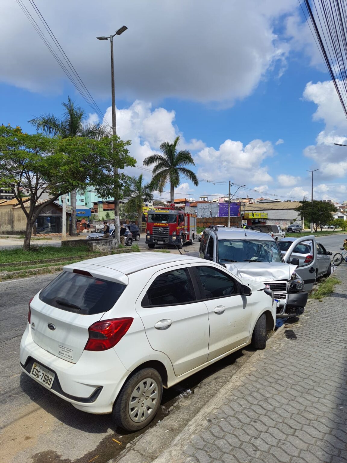 Duas pessoas ficam feridas após colisão entre carros em Barbacena - Foto: Divulgação/CBMMG