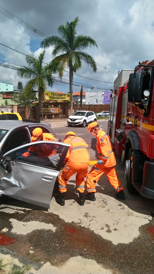 Duas pessoas ficam feridas após colisão entre carros em Barbacena - Foto: Divulgação/CBMMG