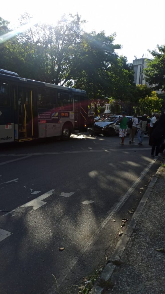 Passageiras ficam feridas após batida entre ônibus e carro em BH - Foto: Divulgação/CBMMG