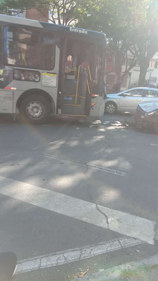 Passageiras ficam feridas após batida entre ônibus e carro em BH - Foto: Divulgação/CBMMG