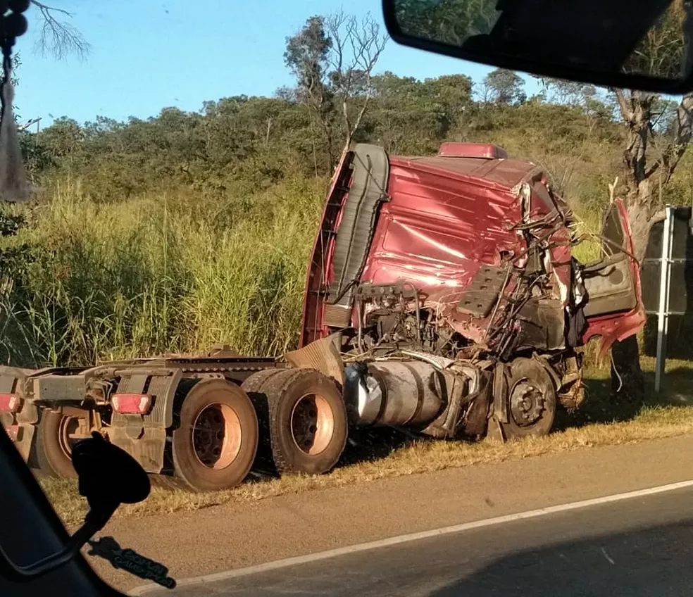 Motorista de carreta morre após acidente na BR-040, em Paracatu - Foto: Reprodução/Redes Sociais