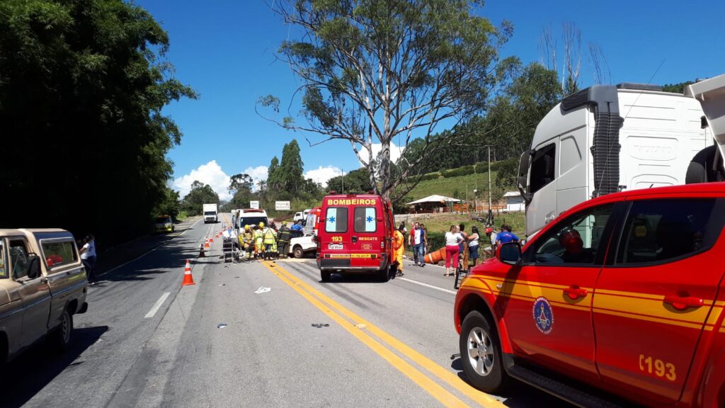 Três pessoas ficam feridas após batida na BR-040, entre Conselheiro Lafaiete e Cristiano Otoni - Foto: Divulgação/CBMMG