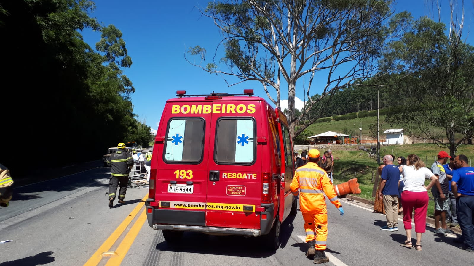 Três pessoas ficam feridas após batida na BR-040, entre Conselheiro Lafaiete e Cristiano Otoni - Foto: Divulgação/CBMMG