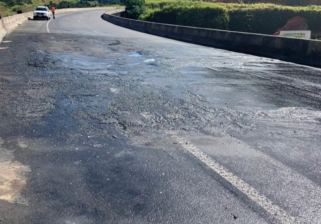 Piso irregular requer atenção de motorista na ponte sobre o Ribeirão Severo II, na BR-381, em Antônio Dias - Foto: Divulgação/DNIT