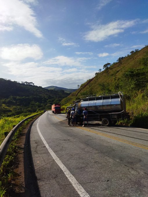 homem fica gravemente ferido após colisão entre caminhão e carreta na MGC-120, em Itabira - Foto: Divulgação/Redes Sociais