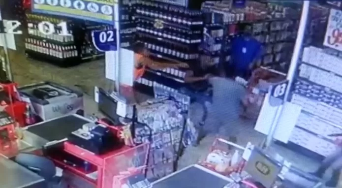 Policial Militar é esfaqueado no pescoço dentro de supermercado em Pedro Leopoldo - Foto: Reprodução/Câmeras de segurança