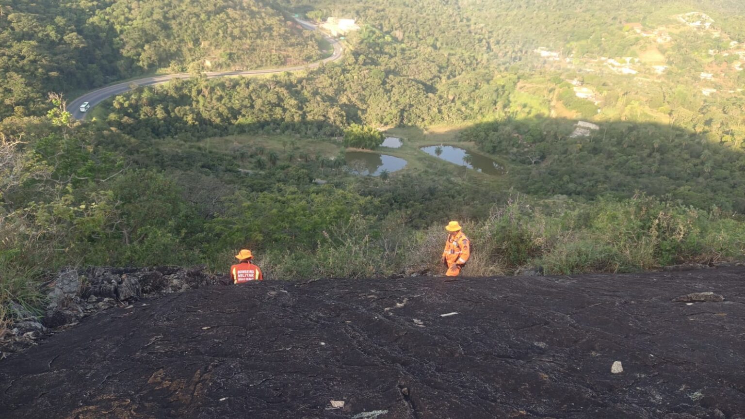 Bombeiros encontram corpo de possível caminhoneiro desaparecido em Sabará - Foto: Divulgação/CBMMG