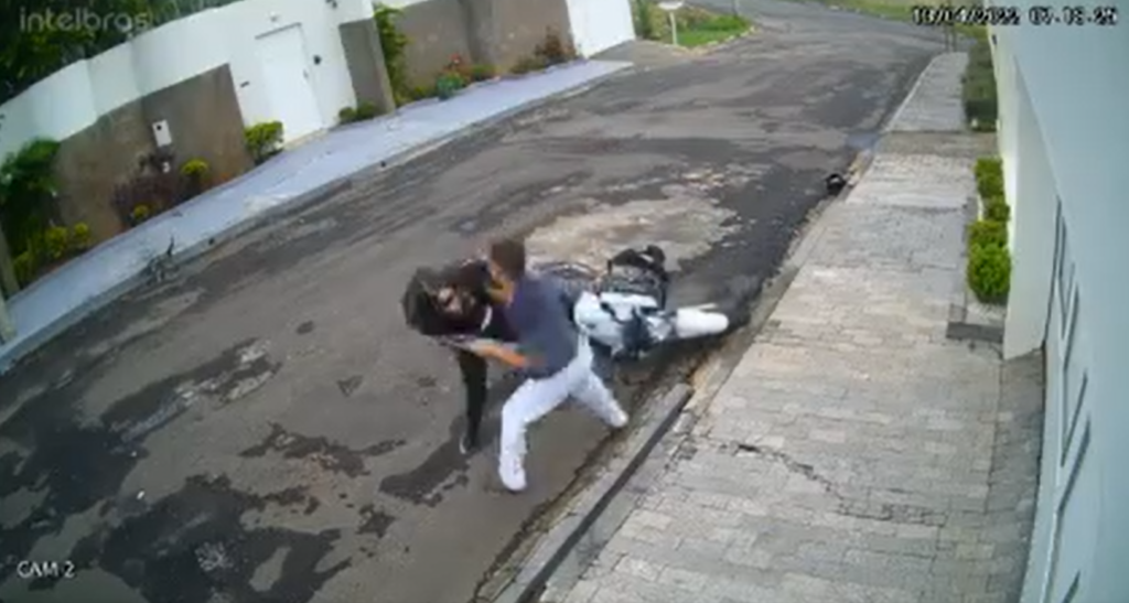 Mulher luta com homem e impede roubo de moto em Passos - Foto: Reprodução