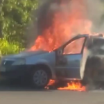 Carro pega fogo e fica destruído no bairro Jardim das Alterosas, em Betim - Foto: Reprodução/Redes Sociais