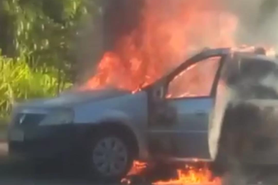Carro pega fogo e fica destruído no bairro Jardim das Alterosas, em Betim - Foto: Reprodução/Redes Sociais