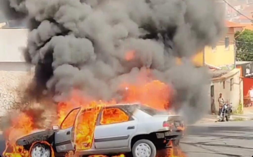 Carro fica destruído após pegar fogo no meio da rua no bairro São Geraldo, em Belo Horizonte - Foto: Reprodução/Redes Sociais