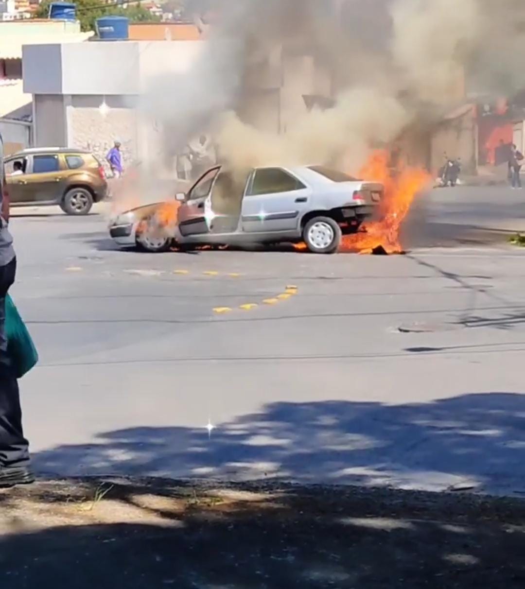 Carro fica destruído após pegar fogo no meio da rua no bairro São Geraldo, em Belo Horizonte - Foto: Reprodução/Redes Sociais