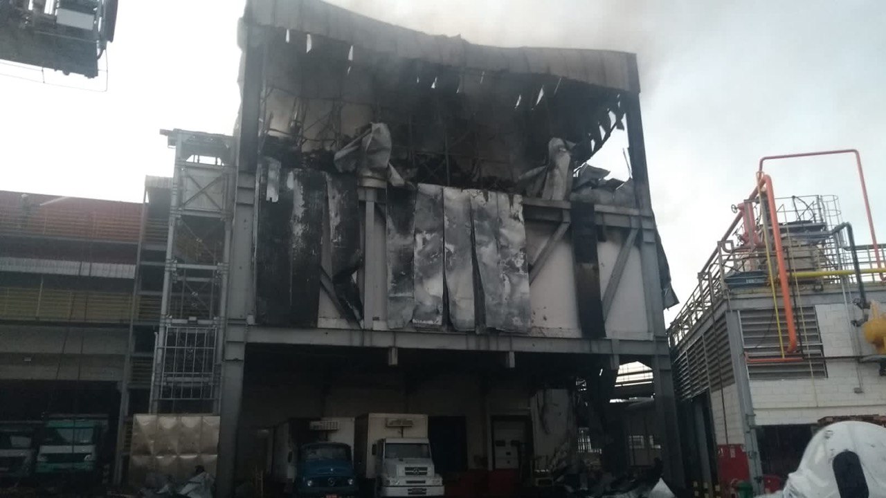 Incêndio de grandes proporções atinge frigorífico no Cidade Industrial, em Contagem - Foto: Divulgação/CBMMG