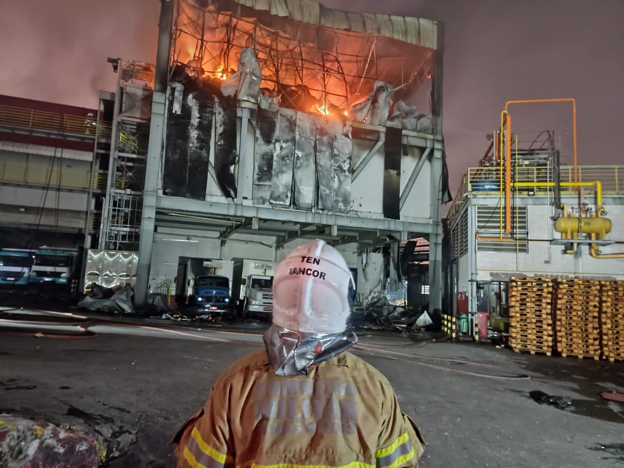 Incêndio de grandes proporções atinge frigorífico no Cidade Industrial, em Contagem - Foto: Divulgação/CBMMG