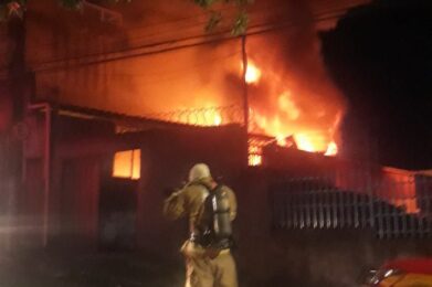 Incêndio atinge casa no bairro Ermelinda, na Região Noroeste de BH - Foto: Divulgação/CBMMG