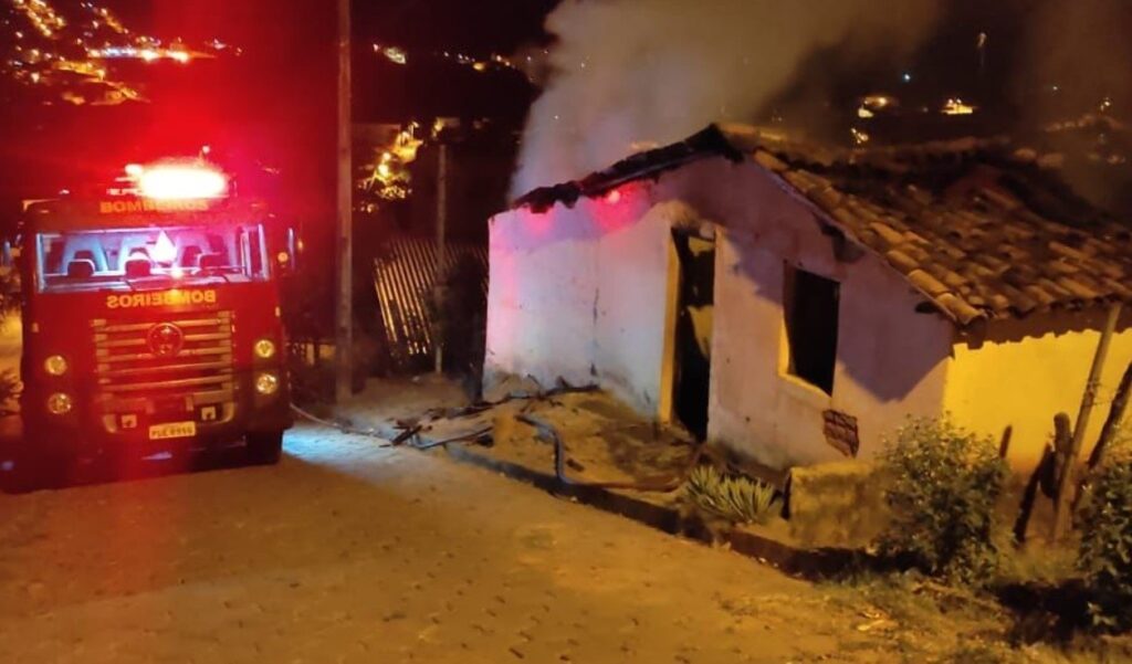 Parte de casa é destruída por incêndio em Salinas, no Norte de Minas - Foto: Divulgação/CBMMG